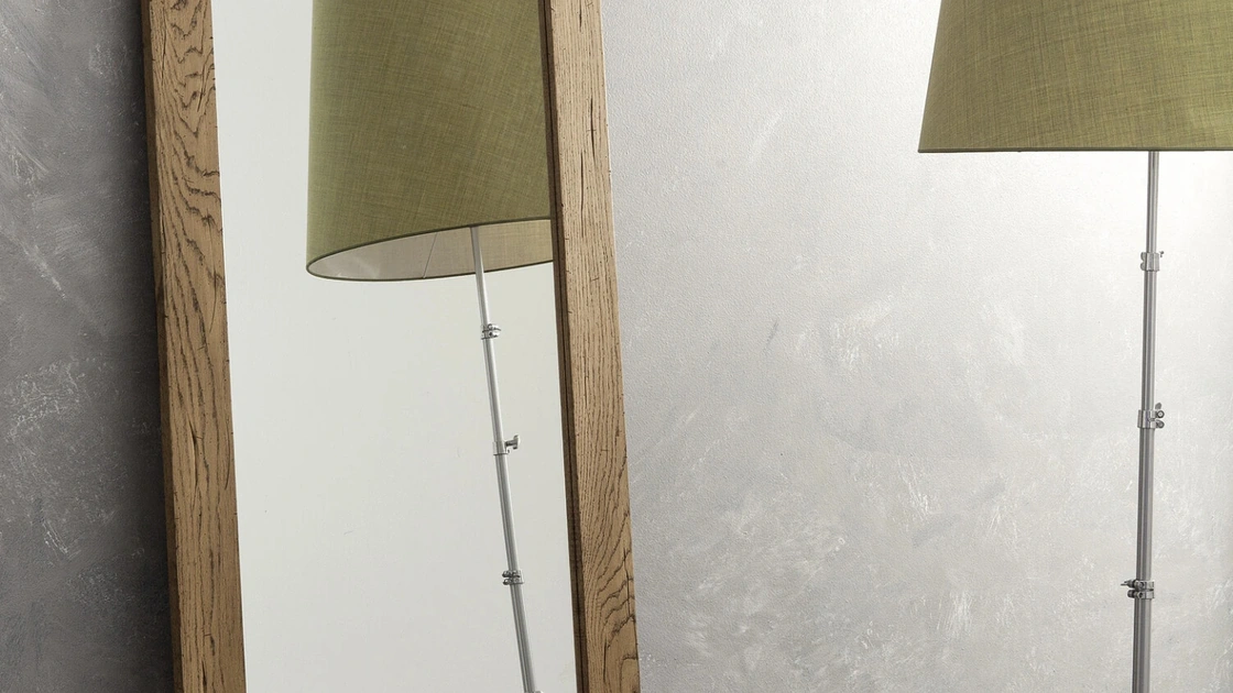 Specchiera Elephant con cornice in rovere di Devina Nais