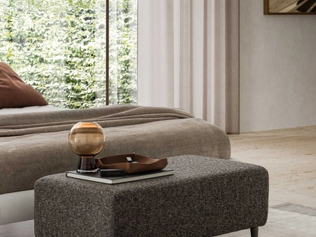 Pouf Eline in tessuto con piedini in metallo di Le Comfort