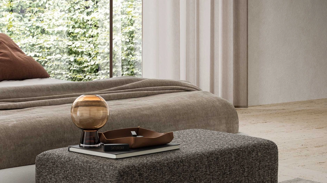 Pouf Eline in tessuto con piedini in metallo di Le Comfort