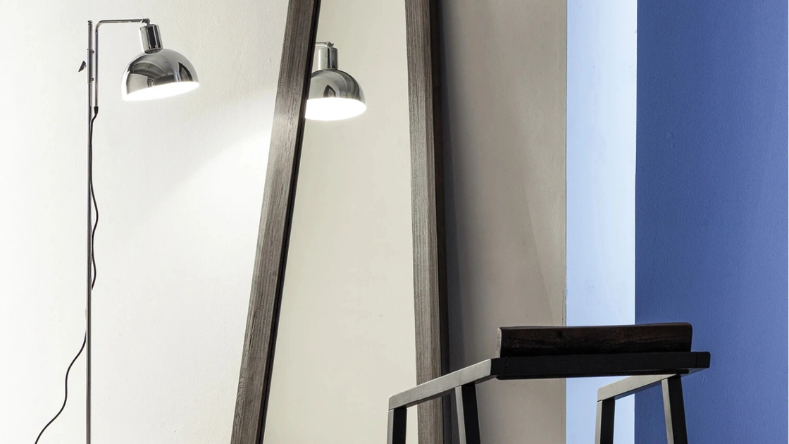 Specchiera Trapezio con cornice in legno di Devina Nais