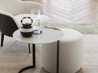 Tavolino Edgar con top in gres Calacatta e base in metallo di Le Comfort