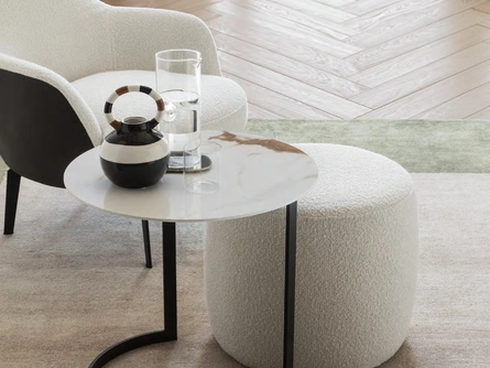 Tavolino Edgar con top in gres Calacatta e base in metallo di Le Comfort