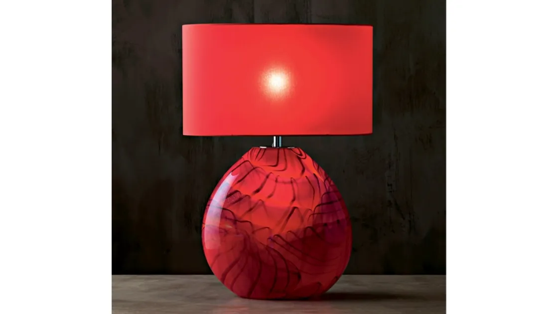 Lampada da tavolo Boheme con vaso in vetro rosso, nero e oro e paralume in tessuto rosso di Le Fablier