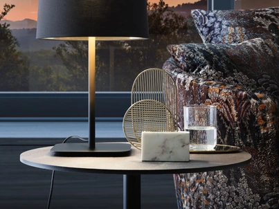 Lampada da tavolo Hygge con paralume in tessuto e base in metallo di Le Comfort