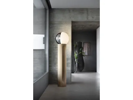 Lampada scultorea da terra in legno di rovere con sfera girevole in vetro bicolore bianco e argento Je Suis di Pentalight