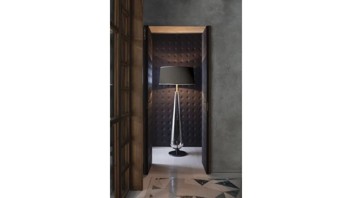 Lampada da terra in vetro soffiato con paralume in tessuto New Classic di Pentalight