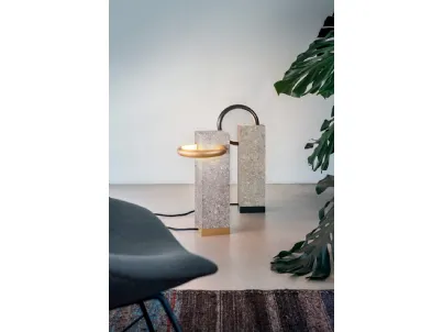Lampada da terra con anello verticale o orizzontale in metallo verniciato opaco nei colori oro o nero su struttura monoblocco in pietra Angolo di Pentalight