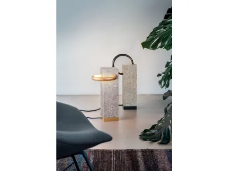 Lampada da terra con anello verticale o orizzontale in metallo verniciato opaco nei colori oro o nero su struttura monoblocco in pietra Angolo di Pentalight