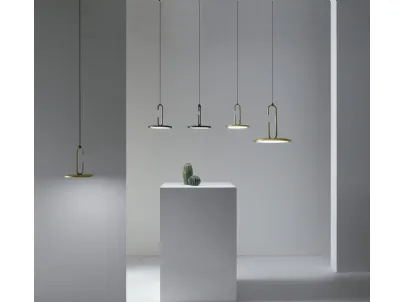 Lampada a sospensione in metallo oro e nero formata da un disco accoppiato ad un'asola aperta Clip di Pentalight