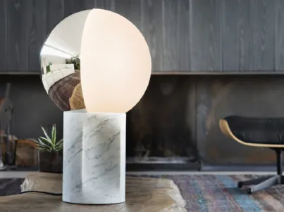 Lampada da tavolo in vetro con base in marmo bianco di Carrara e sfera girevole in vetro bicolore bianco e argento Je Suis di Pentalight