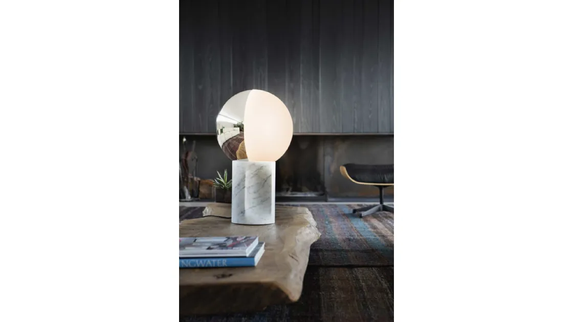 Lampada da tavolo in vetro con base in marmo bianco di Carrara e sfera girevole in vetro bicolore bianco e argento Je Suis di Pentalight