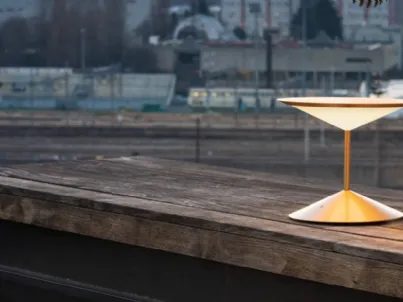 Lampada da tavolo in metallo dorato e diffusore in vetro con batteria ricaricabile Narciso di Pentalight