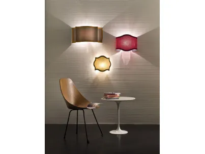 Lampada da parete che rivisita il classico paralume in seta con passamaneria in chiave moderna Tessuto di Pentalight