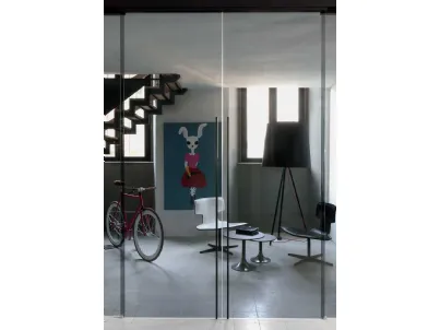 Porta scorrevole con ante in vetro acidato e profili in alluminio nero Dot di Albed