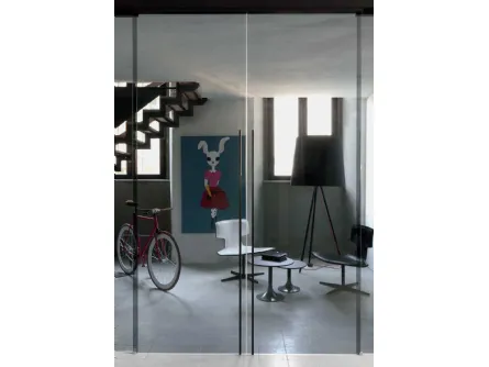 Porta scorrevole con ante in vetro acidato e profili in alluminio nero Dot di Albed
