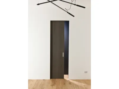 Porta a scomparsa con anta in legno smoky grey Trait di Albed