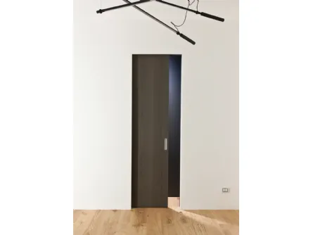 Porta a scomparsa con anta in legno smoky grey Trait di Albed