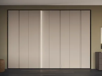Armadio con anta battente in laccato opaco Visone con luce integrata Lewitt Lumia di Febal