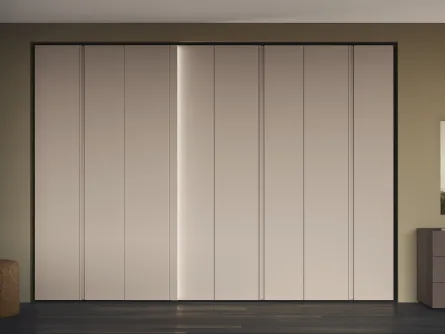 Armadio con anta battente in laccato opaco Visone con luce integrata Lewitt Lumia di Febal