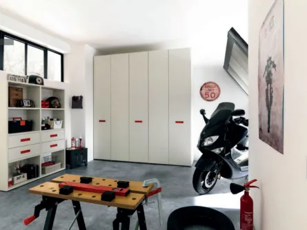 Armadio con ante battenti in laminato quarzo, ideale per organizzare qualsiasi ambiente NC308 di Moretti Compact