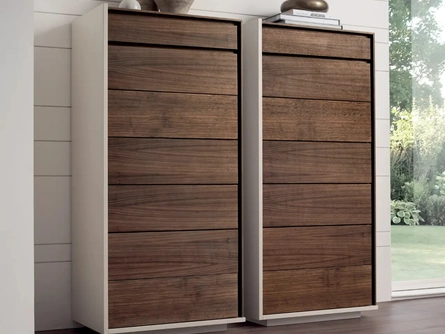 Cassettiera Vertice in noce canaletto di Le Fablier