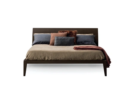 Letto in legno con testiera Shark di Devina Nais