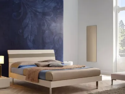 Letto matrimoniale con testiera in laccato opaco SC123 di Moretti Compact