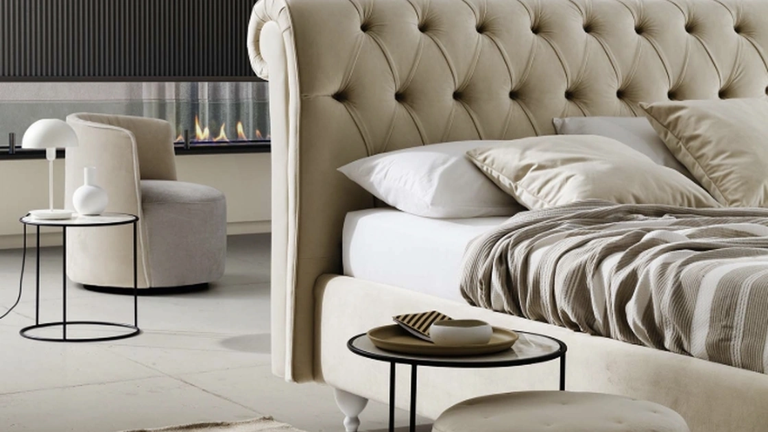 Letto classico in pelle imbottito con testiera trapuntata Raffaello di Le Comfort