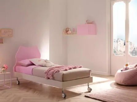 Letto singolo con testiera Cat dalle linee pulite e colori tenui, quattro comode ruote SC102 di Moretti Compact