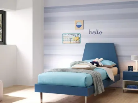 Letto in laccato Blu Navy con testiera Peak e piedini in metallo SC119 di Moretti Compact