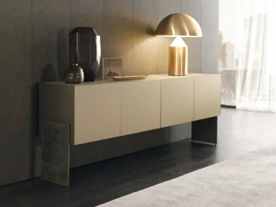 Madia moderna con ante in vetro acidato con apertura a soffietto, struttura in ferro naturale e top in essenza Alpim Misuraemme