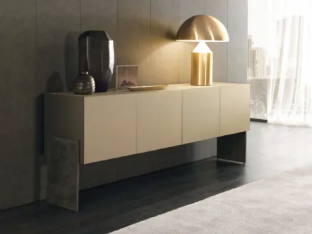 Madia moderna con ante in vetro acidato con apertura a soffietto, struttura in ferro naturale e top in essenza Alpim Misuraemme