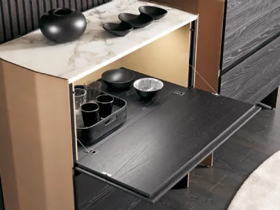 Madia Alta in legno con top in marmo e fianchi in metallo laccato Milvian di Misuraemme