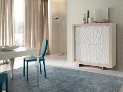 Madia Picasso P2 Mito con scocca in rovere e ante in acciaio martellato laccato bianco lucido di Riflessi