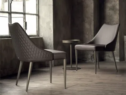 Poltroncina Clara in ecopelle con base in acciaio laccato di Bontempi