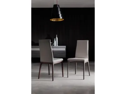 Sedia in pelle con base in faggio tinto Blues di Ozzio
