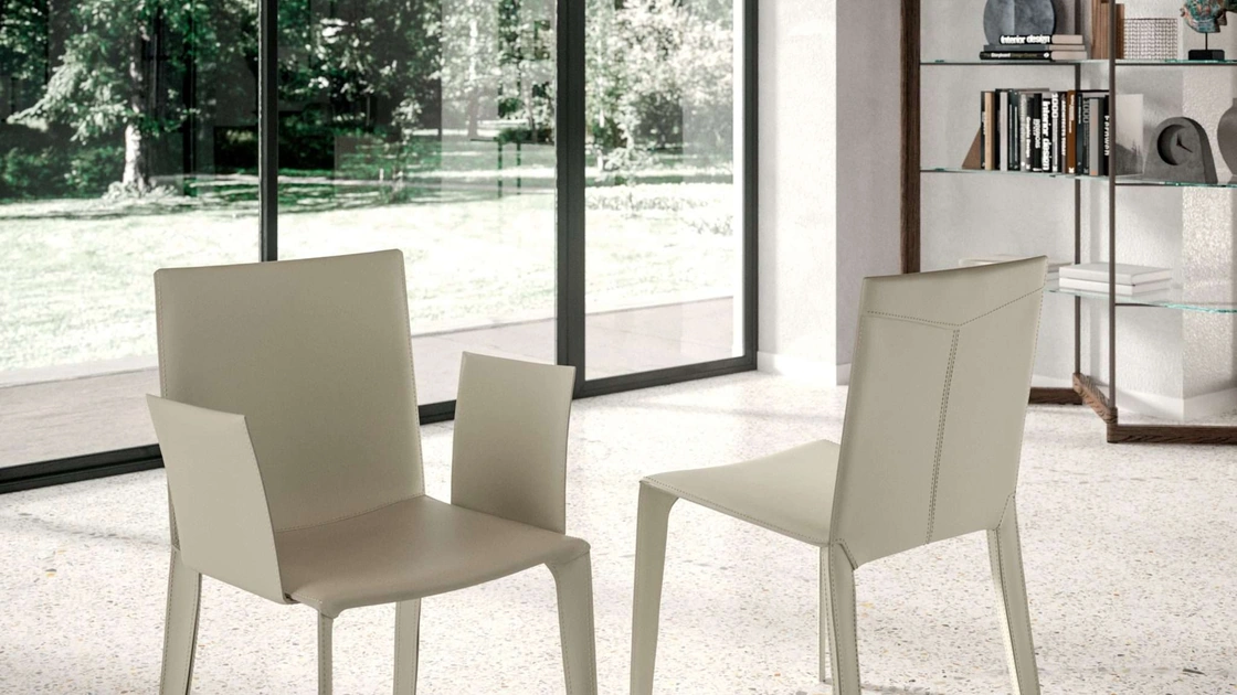 Sedia di design con e senza braccioli completamente rivestita in cuoio Frisbee di Ozzio