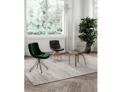 Sedia Sally in pelle imbottita e trapuntata con base in legno di Ozzio