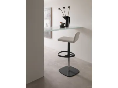 Sgabello con alzata a gas, basamento in metallo e seduta rivestita in pelle Simple di Ozzio
