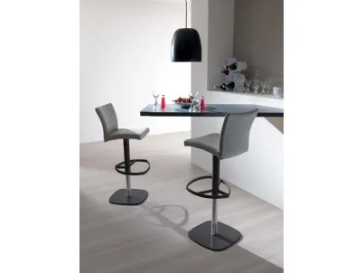 Sgabello con seduta rivestita in pelle e basamento in metallo Slang di Ozzio