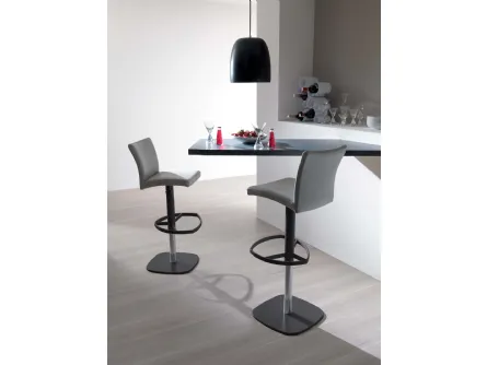 Sgabello con seduta rivestita in pelle e basamento in metallo Slang di Ozzio