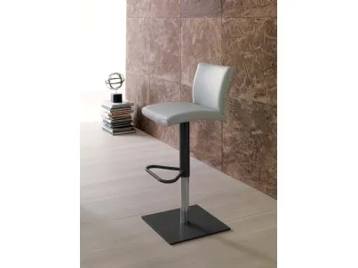Sgabello con seduta rivestita in ecopelle e basamento in metallo Soft di Ozzio