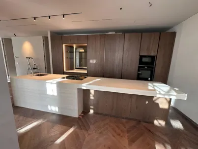 Cucina Ernestomeda con Isola a Milano: Scultorea Elegante e Tecnologia Integrata