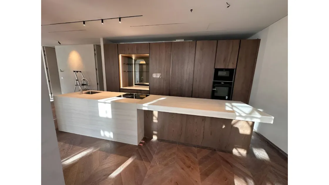 Cucina Ernestomeda con Isola a Milano: Scultorea Elegante e Tecnologia Integrata