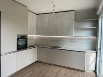 Cucina ad Angolo Febal Aria: Eleganza in Nobilitato Canapa e Calacatta