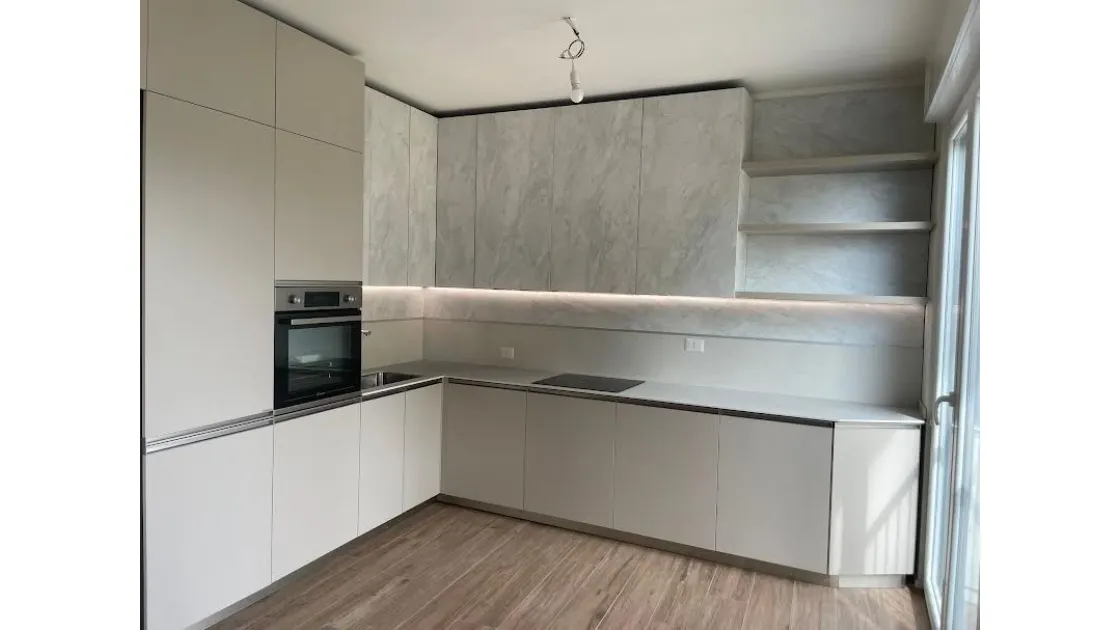 Cucina ad Angolo Febal Aria: Eleganza in Nobilitato Canapa e Calacatta