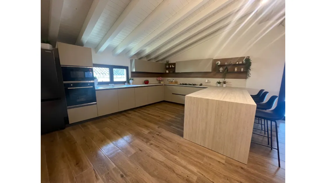 Cucina Valdesign moderna in mansarda a Riposto CT: composizione angolare con penisola e top in gres