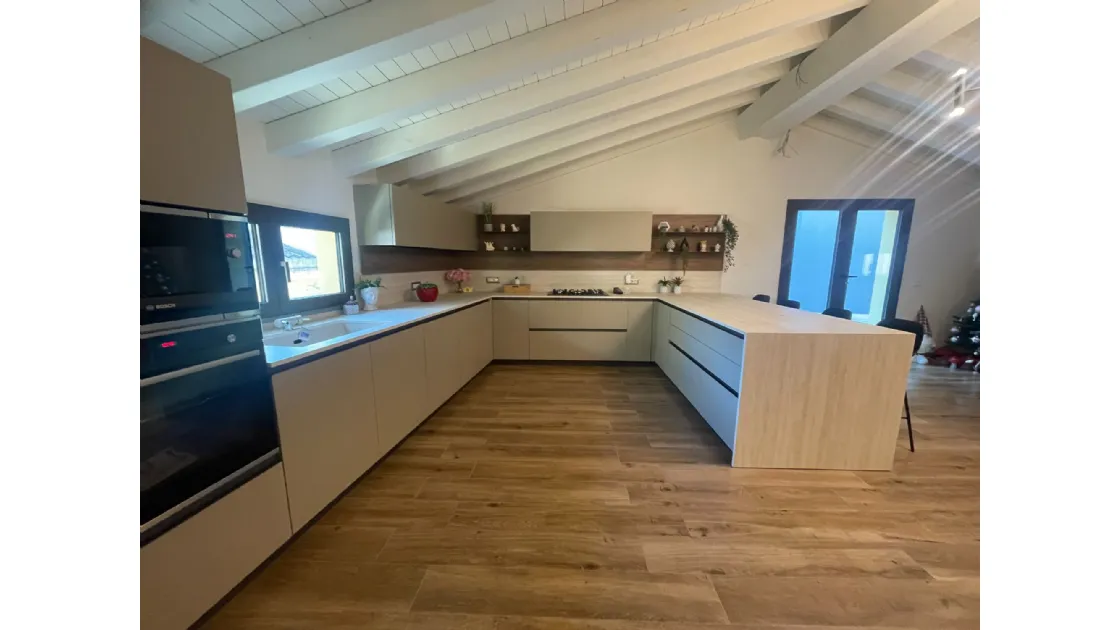 Cucina Valdesign moderna in mansarda a Riposto CT: composizione angolare con penisola e top in gres