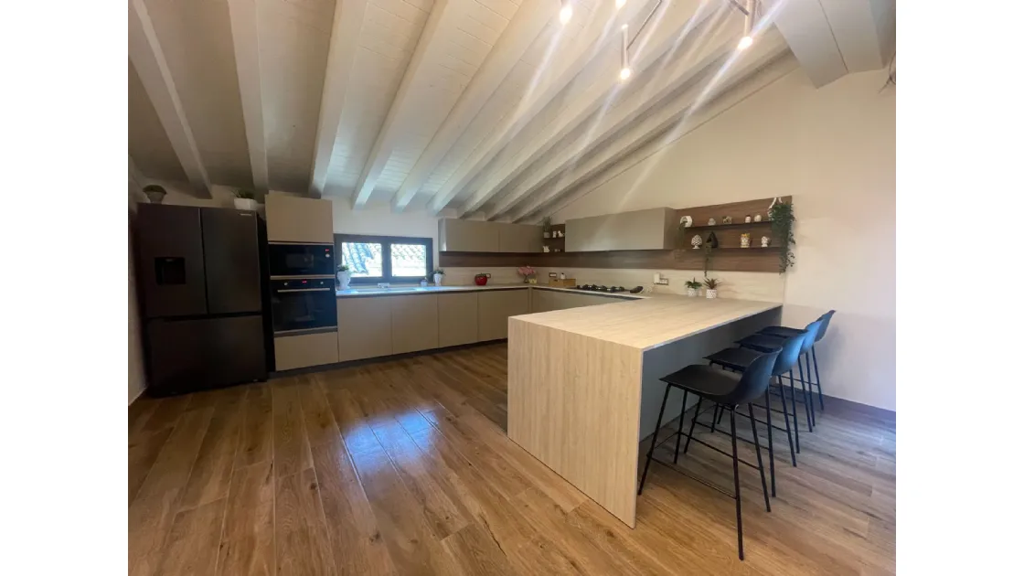 Cucina Valdesign moderna in mansarda a Riposto CT: composizione angolare con penisola e top in gres