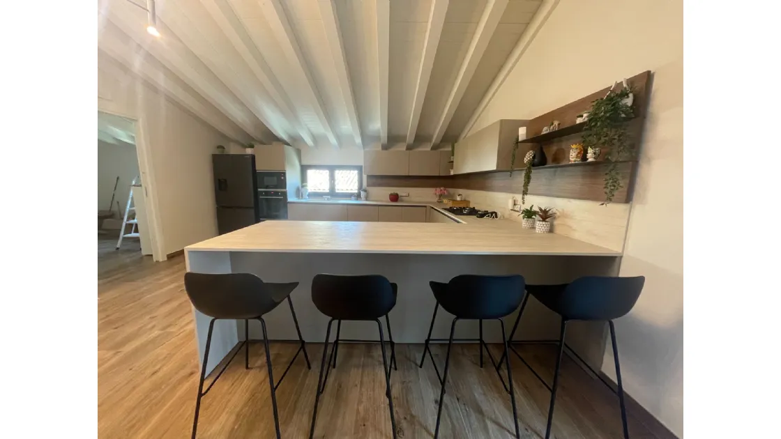 Cucina Valdesign moderna in mansarda a Riposto CT: composizione angolare con penisola e top in gres